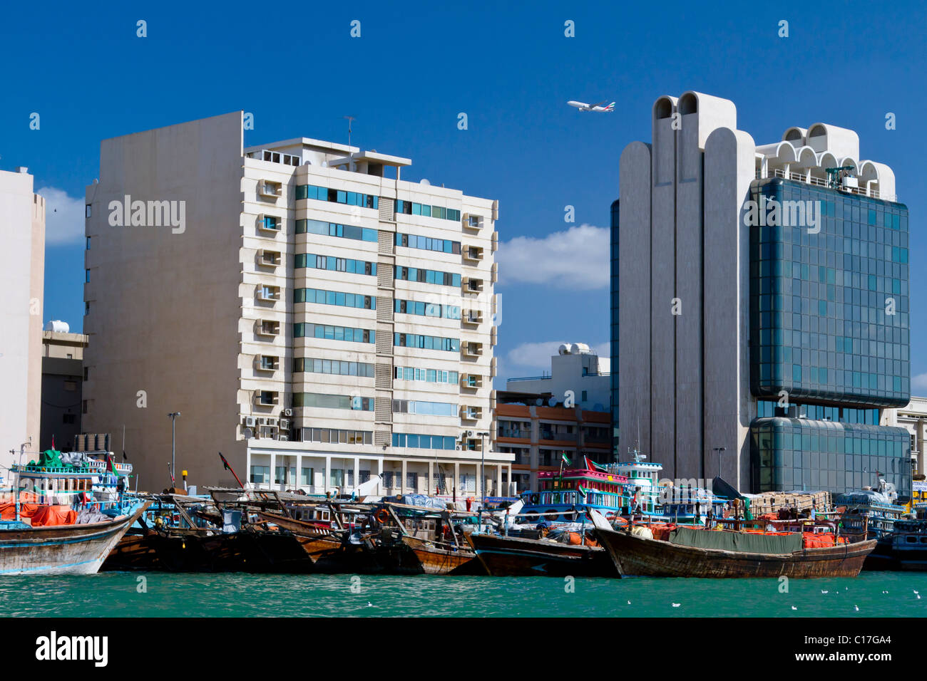 Il Dubai Creek skyline con Dow in legno di barche in Dubai, EAU. Foto Stock