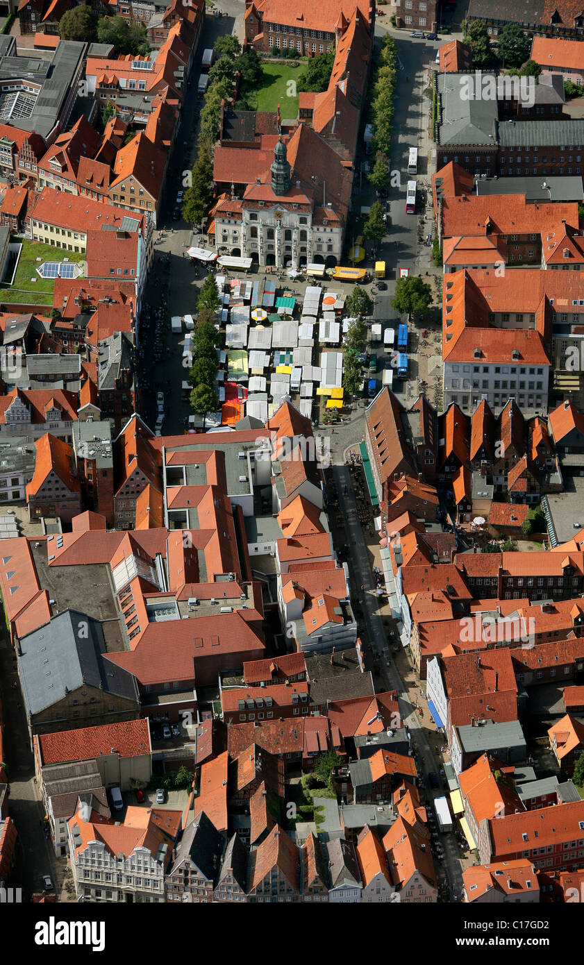 Vista areale, mercato settimanale, municipio, Lueneburg, Bassa Sassonia, Germania, Europa Foto Stock