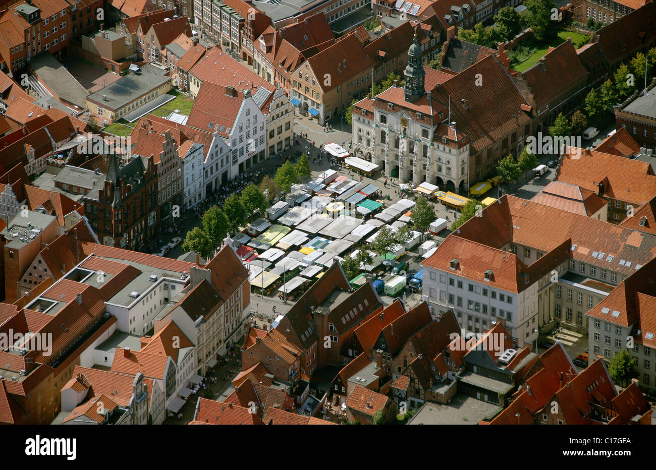 Vista areale, mercato settimanale, municipio, Lueneburg, Bassa Sassonia, Germania, Europa Foto Stock