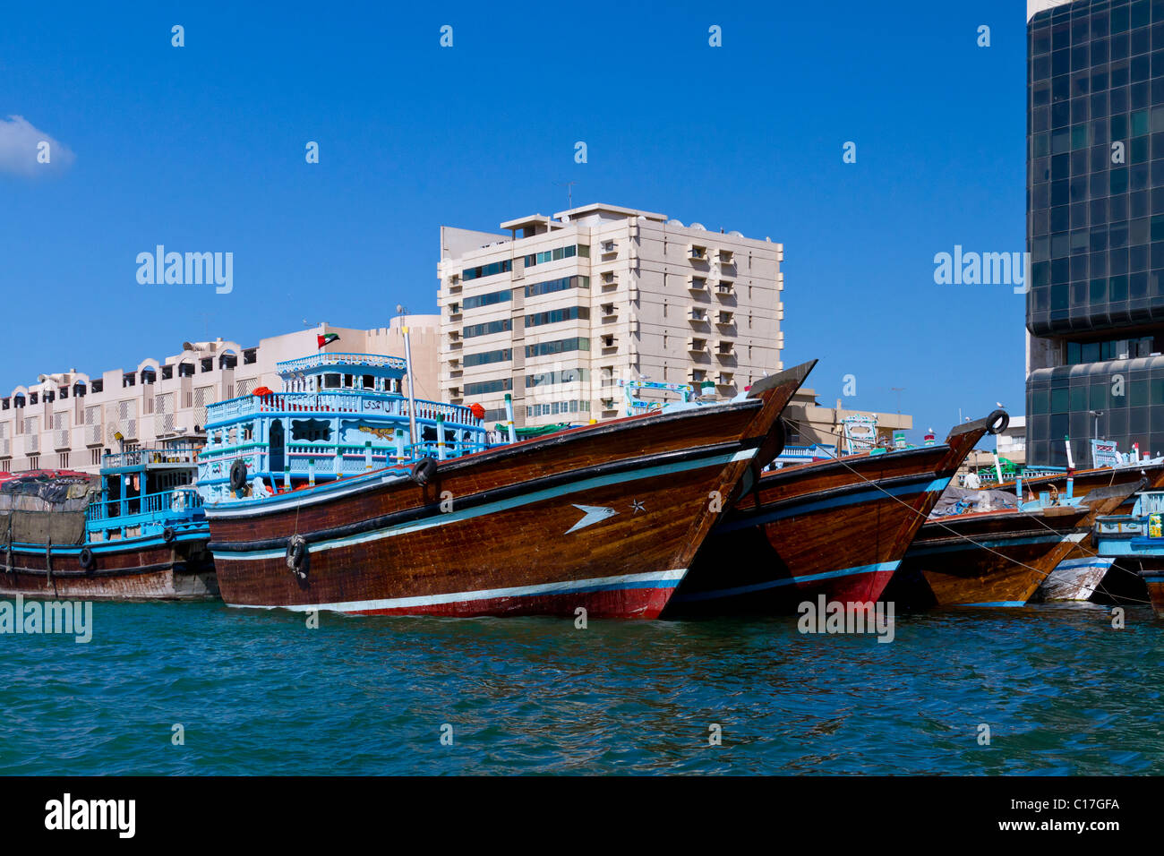 Fiume rustico Dow barche in Dubai Creek di Dubai, UAE. Foto Stock
