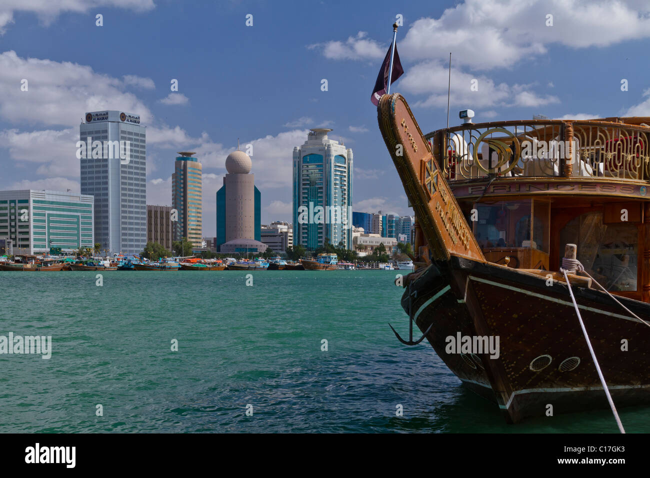 Fiume rustico Dow barche in Dubai Creek di Dubai, UAE. Foto Stock