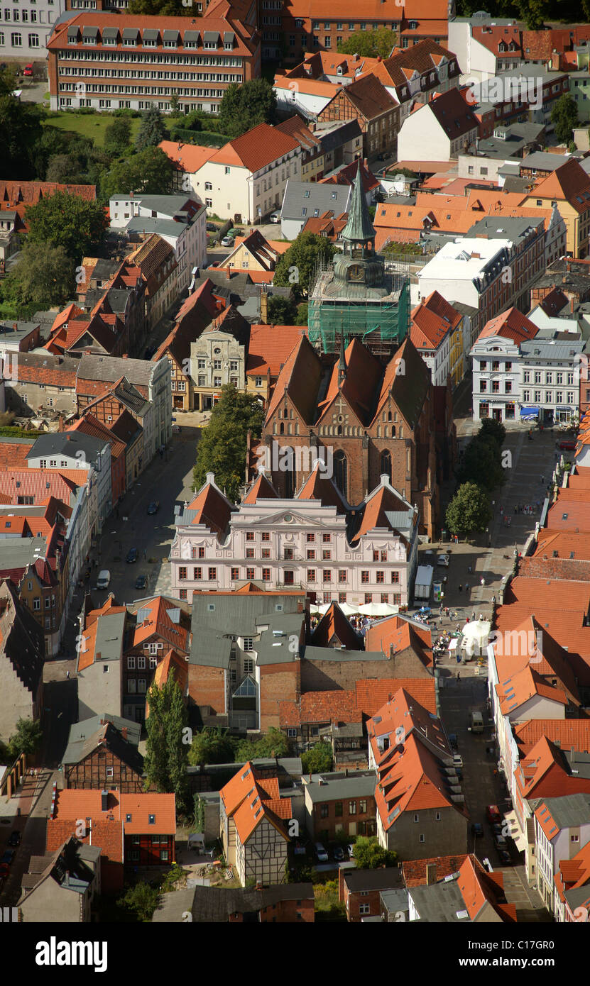 Vista areale, municipio gotico, Barlachstadt, Guestrow, Meclemburgo-Pomerania Occidentale, Germania, Europa Foto Stock