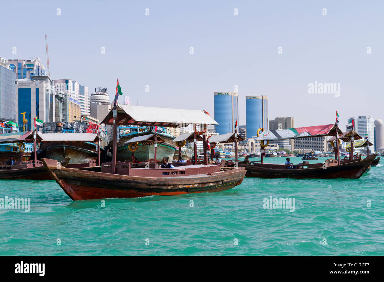 Fiume rustico Dow barche in Dubai Creek di Dubai, UAE. Foto Stock