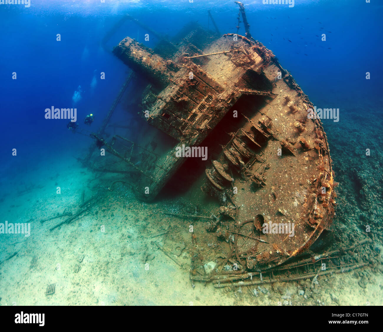 I subacquei si avvicinano alla poppa della Giannis D naufragio a Sha'ab Abu Nuhas nel Mare Rosso Stretto di Gubal, Egitto. Foto Stock