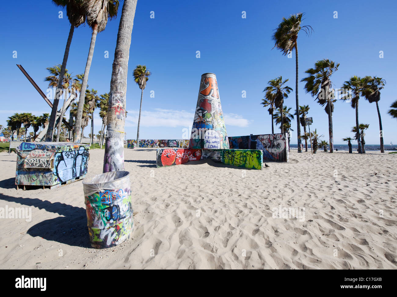 La spiaggia di Venezia graffiti pit aree urbane display arte nella sabbia con il blu del cielo e le palme Foto Stock