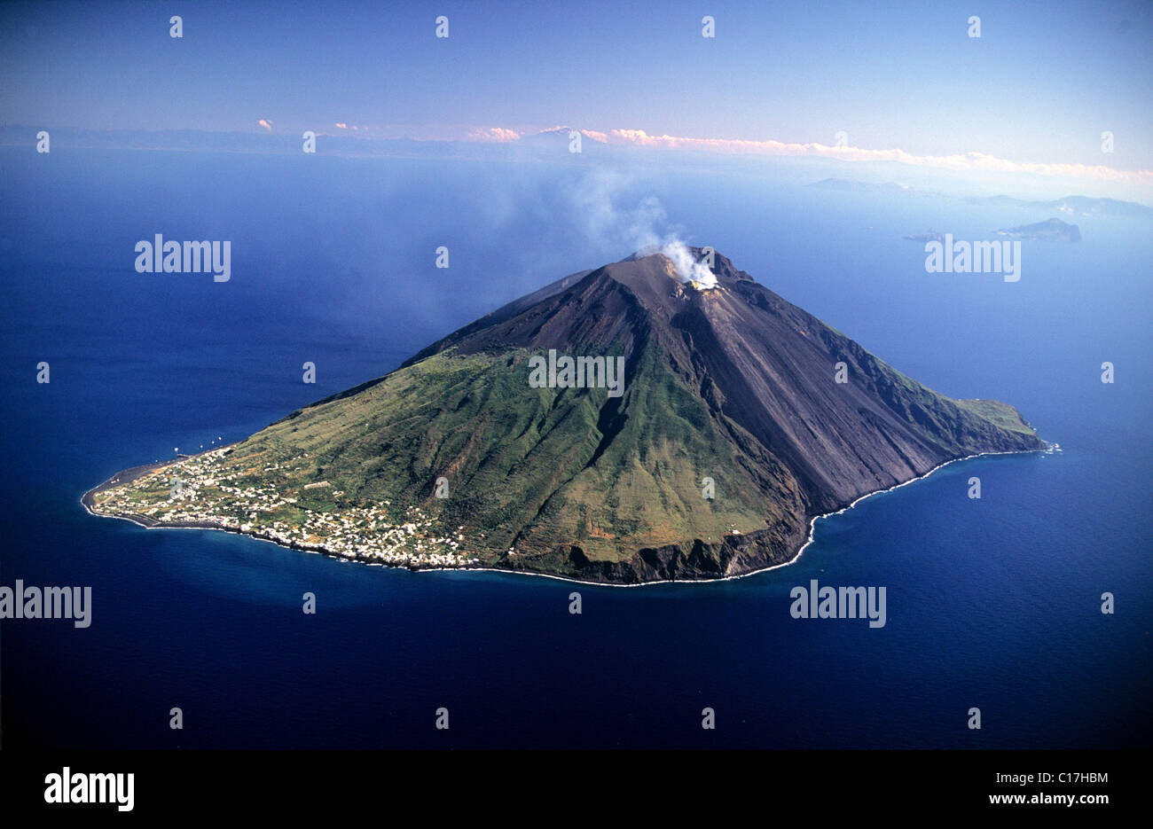 L'Italia, Sicilia e Isole Eolie, Stromboli (vista aerea) Foto Stock