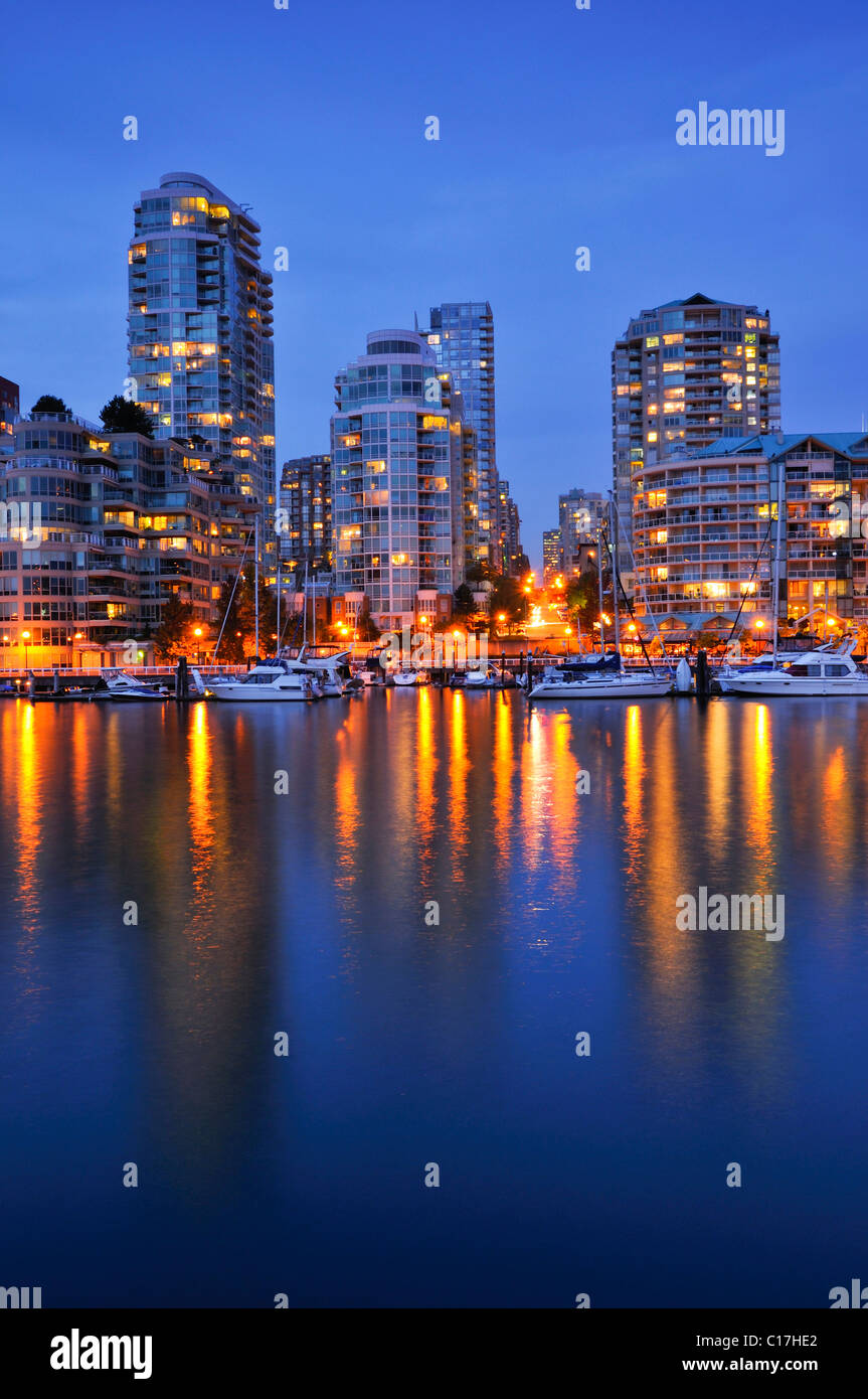 Skyline di Vancouver Down Town, luce della sera, False Creek, British Columbia, Canada, America del Nord Foto Stock