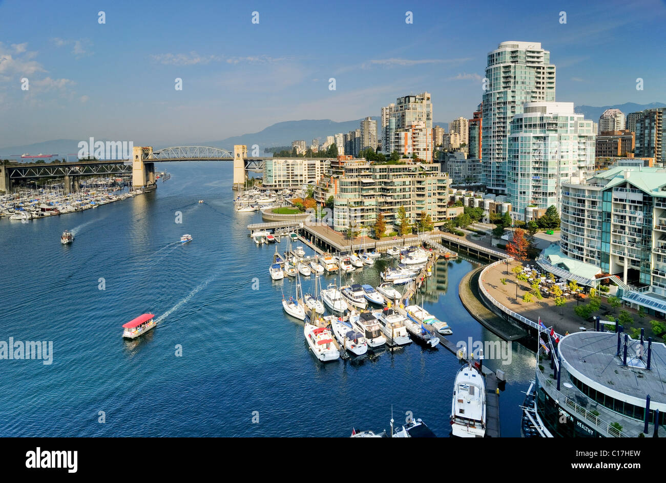 False Creek e la skyline di Vancouver, British Columbia, Canada, America del Nord Foto Stock