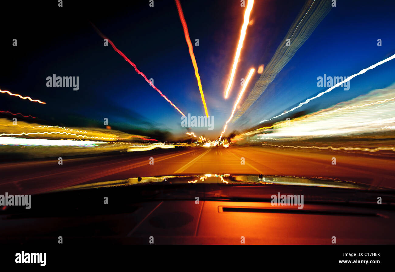 Motion Blur su luci di strada prese dall'interno di una macchina di notte Foto Stock