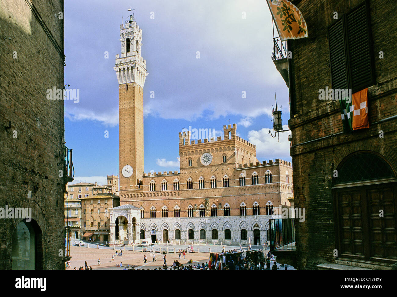 Il Palazzo Pubblico e la Torre del Mangia e una cappella, a Piazza del Campo Square, Toscana, Italia, Europa Foto Stock