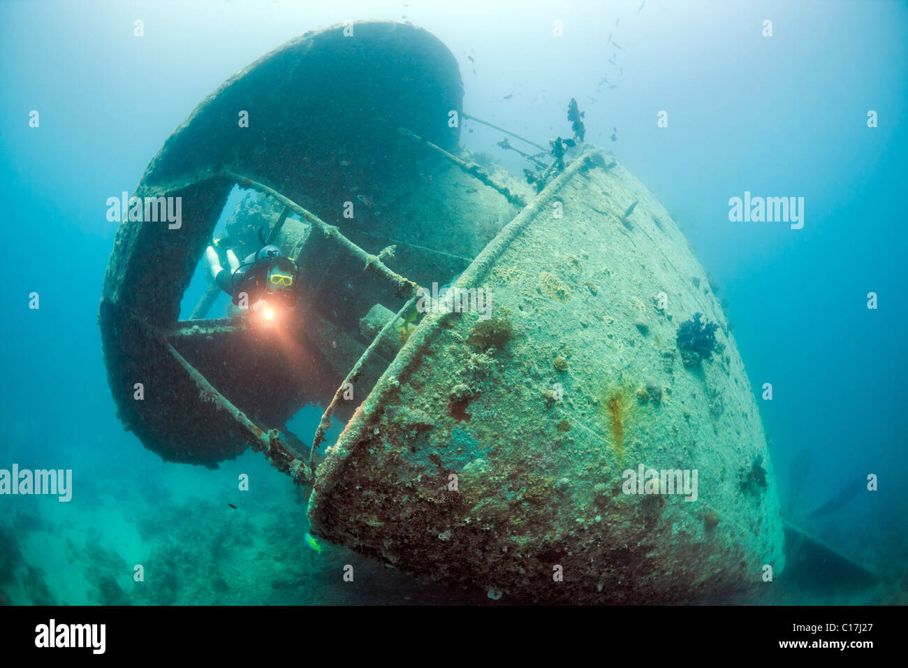 Un subacqueo scende attraverso una apertura sulla poppa gun emplacement del Thistlegorm naufragio nel Mare Rosso Golfo di Suez. Foto Stock