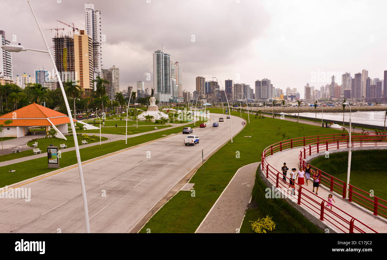 PANAMA CITY, PANAMA - Balboa Avenue e il ponte pedonale. Foto Stock