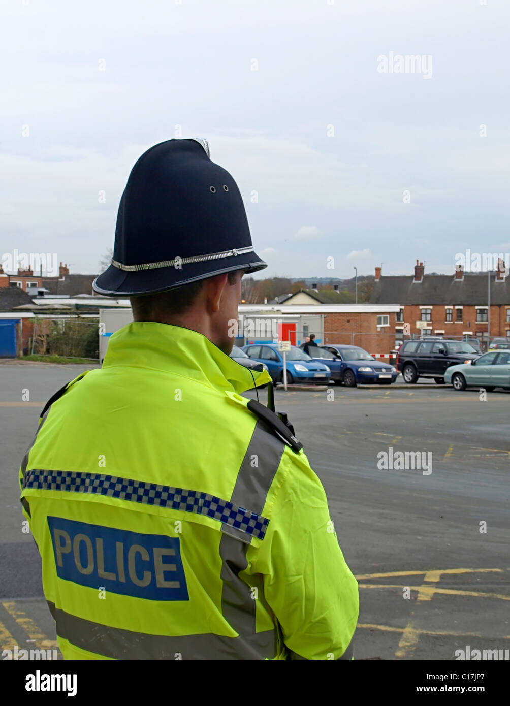 Un britannico funzionario di polizia sulla battuta in un centro città Foto Stock Un britannico funzionario di polizia sulla battuta in un centro città Foto Stock