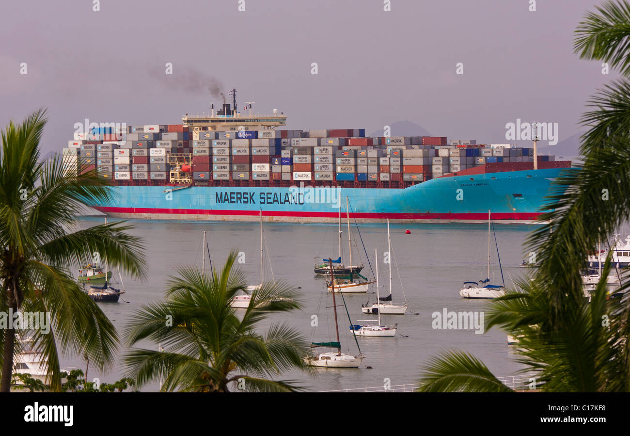 PANAMA - Contenitore nave al Pacific ingresso al Canale di Panama passa da Balboa Yacht Club. Foto Stock