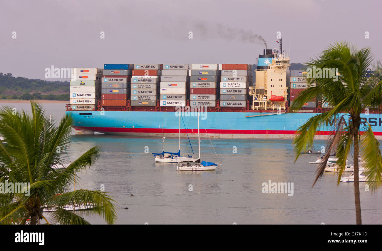 PANAMA - Contenitore nave al Pacific ingresso al Canale di Panama passa da Balboa Yacht Club. Foto Stock