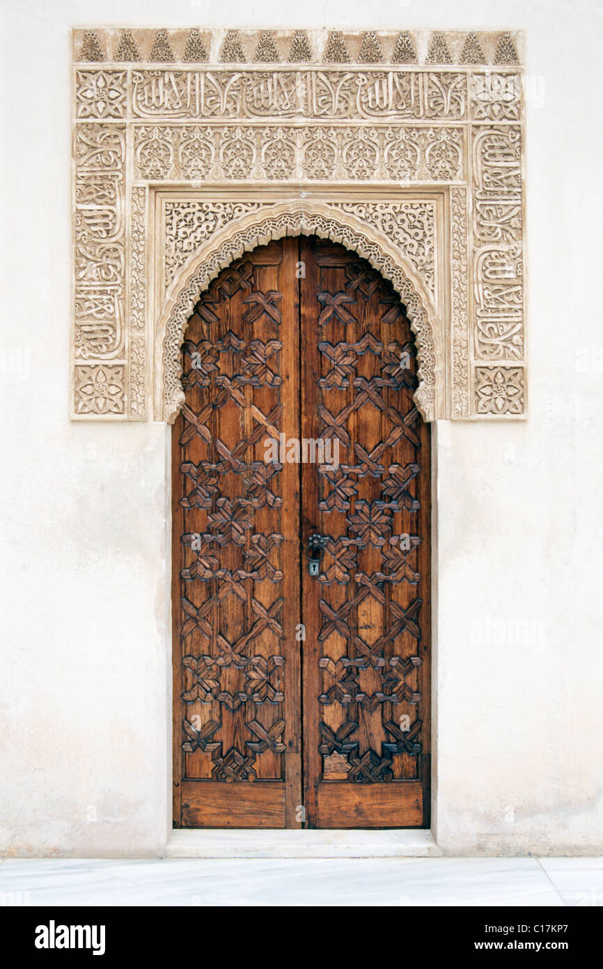 Porta con morisco ornamenti in Alhambra di Granada, Andalusia, Spagna, Europa Foto Stock
