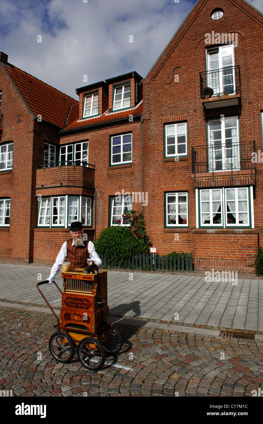 Organetto di Barberia, organetto player a Husum, Frisia settentrionale, Schleswig-Holstein, Germania, Europa Foto Stock