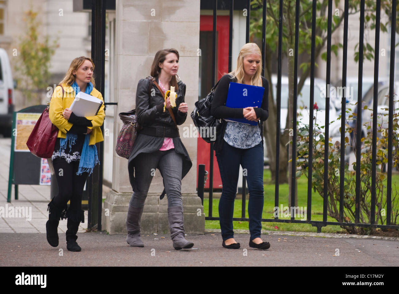 Gli studenti universitari studenti britannici di camminare al di fuori del campus dell'Università del Galles Cardiff Regno Unito Foto Stock