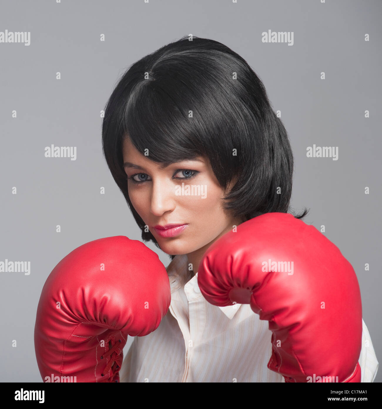 Ritratto di una imprenditrice indossando guanti di inscatolamento Foto Stock