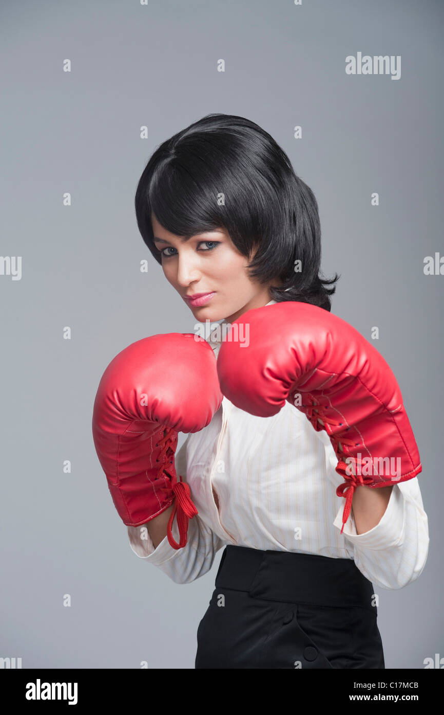 Ritratto di una imprenditrice indossando guanti di inscatolamento Foto Stock