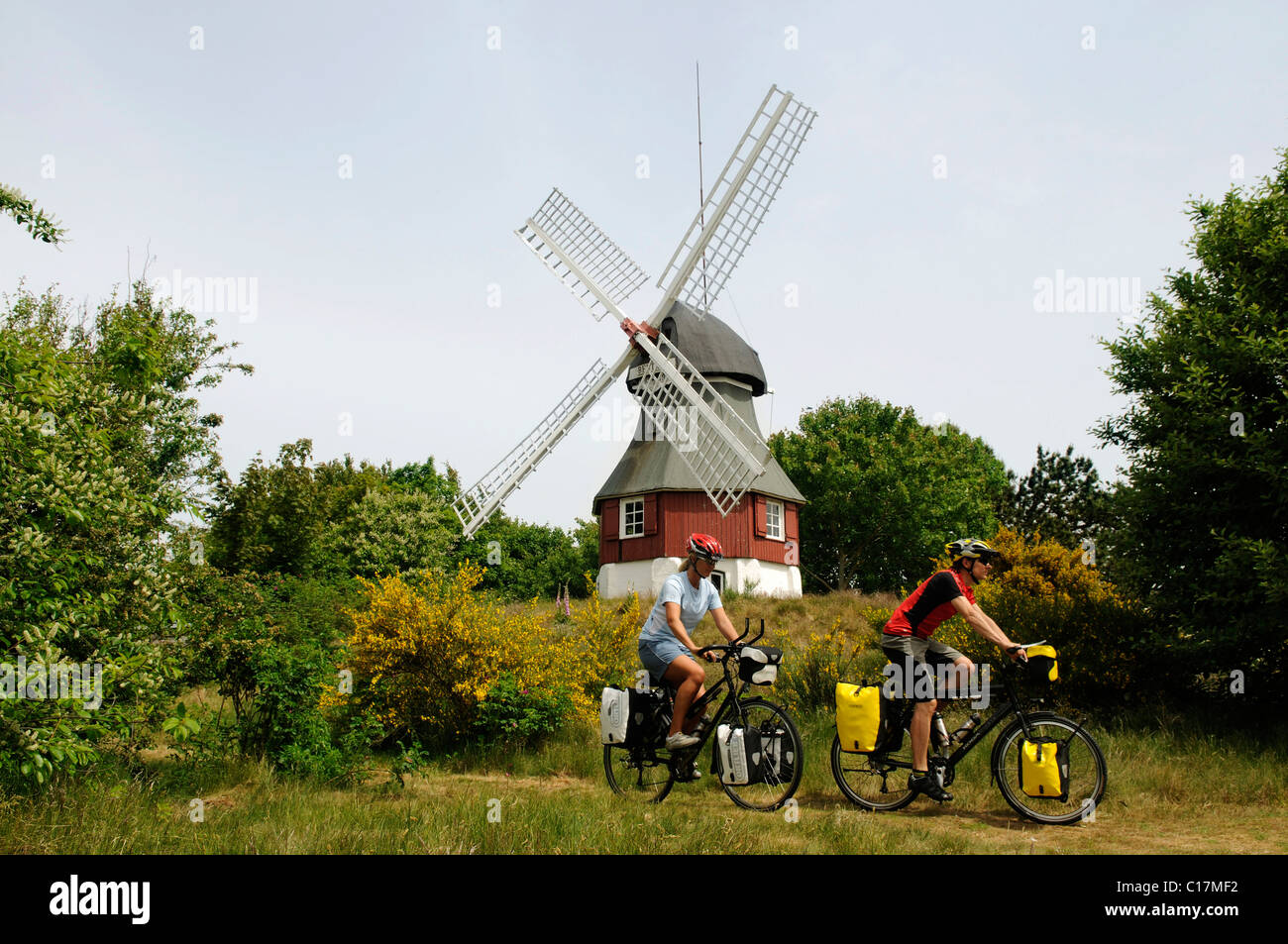 I ciclisti, mulino a vento sul retro, Amrum island, Frisia settentrionale, Schleswig-Holstein, Germania, Europa Foto Stock