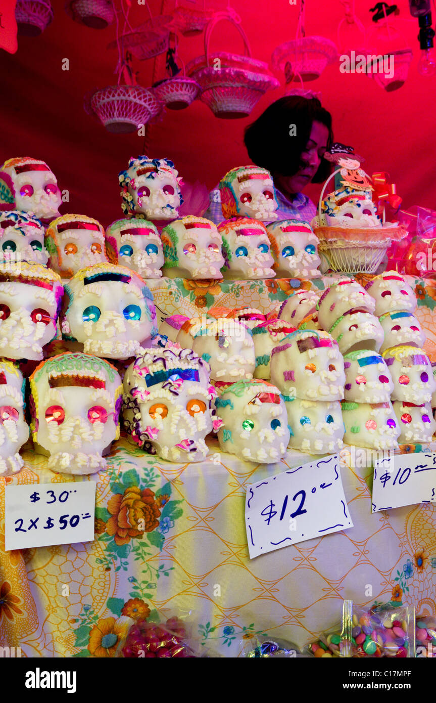 Teschi di zucchero (Calaveras) essendo venduto in un mercato di Xochimilco, Messico Foto Stock