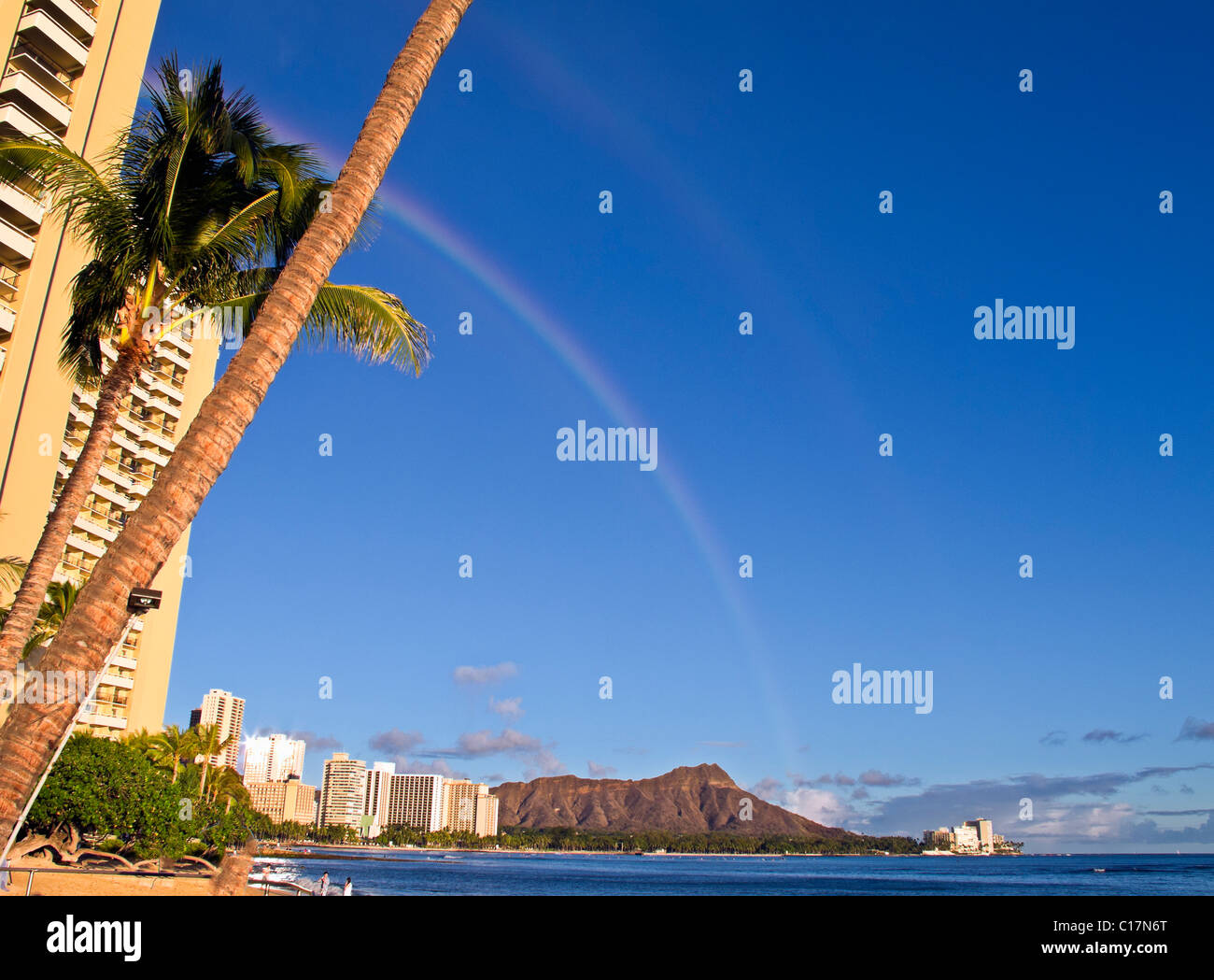 Rainbow a Waikiki sopra il cratere del Diamond Head. Foto Stock