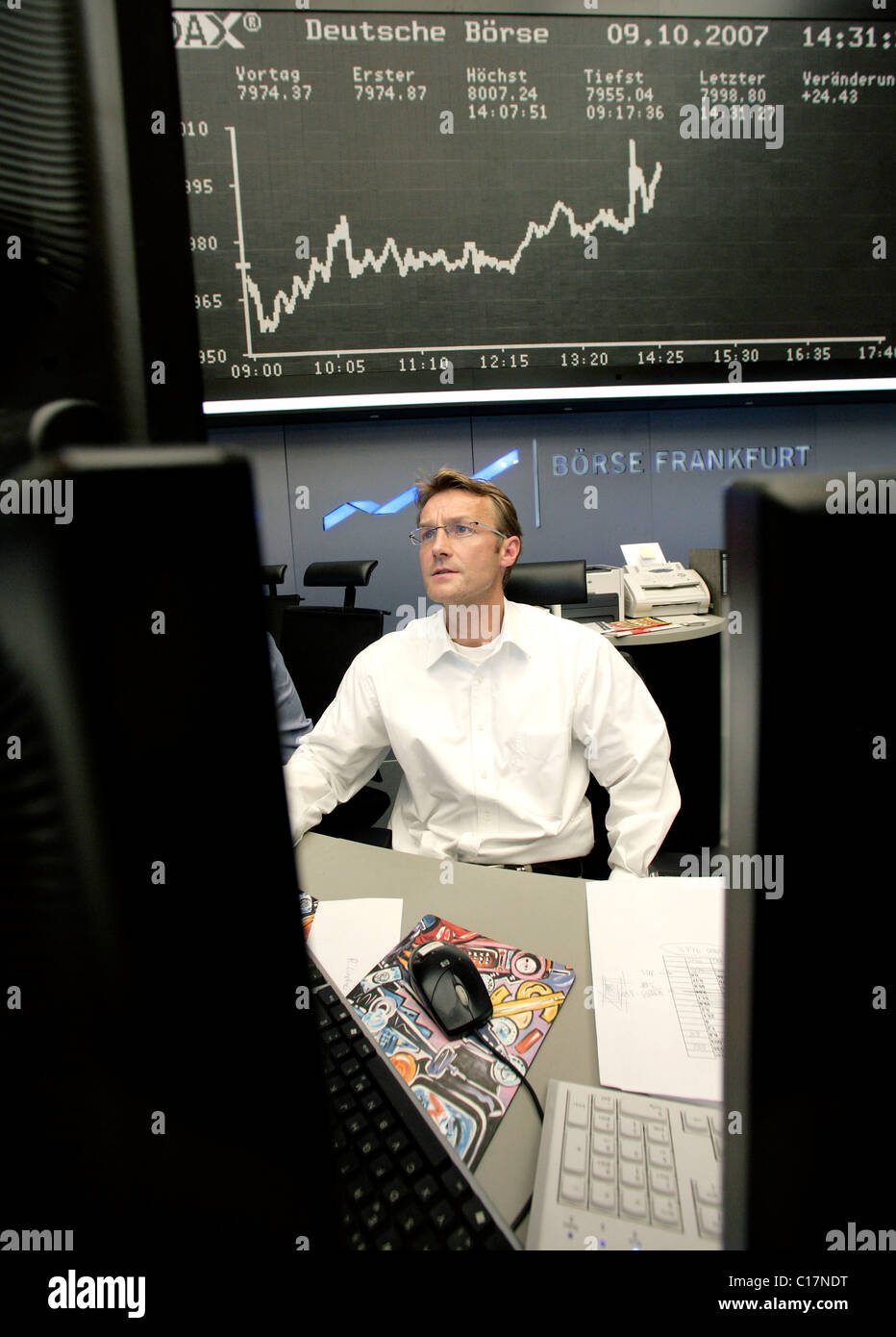 Stock Exchange trader di fronte alla scheda del corso del DAX, tedesco indice azionario, trading al piano commerciale di Francoforte Foto Stock
