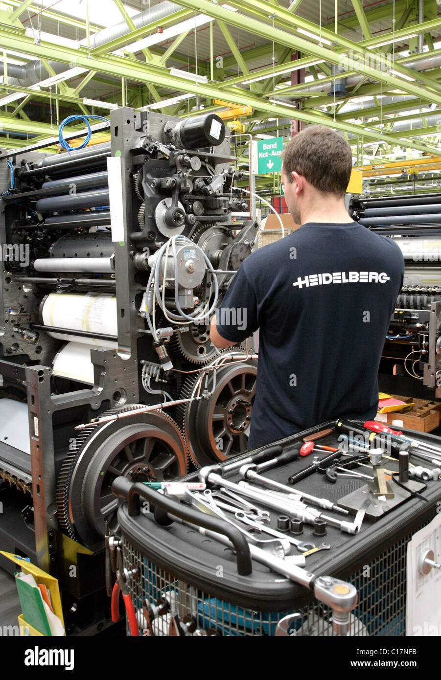 Un dipendente della Heidelberger Druckmaschinen AG il montaggio di una stampa offset dalla Heidelberger Druckmaschinen AG in Foto Stock