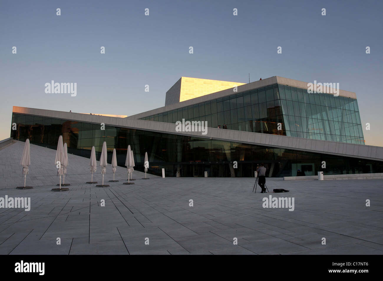 La nuova Opera House di Oslo Norvegia la sera Foto Stock