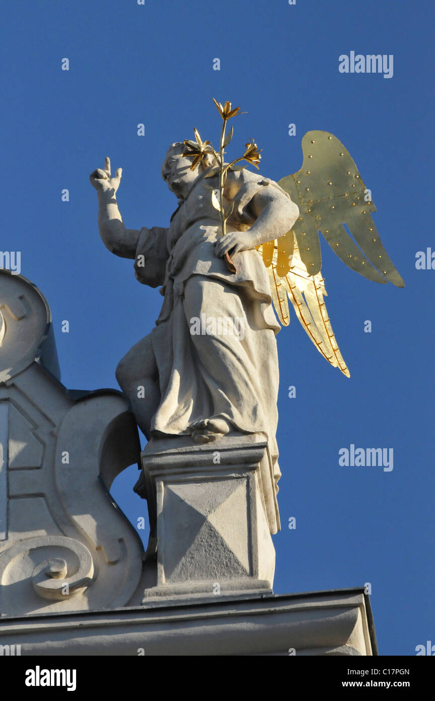 Winged statua in cima al franziskanerkirche, chiesa francescana, franziskanerplatz, Vienna, Austria, Europa Foto Stock