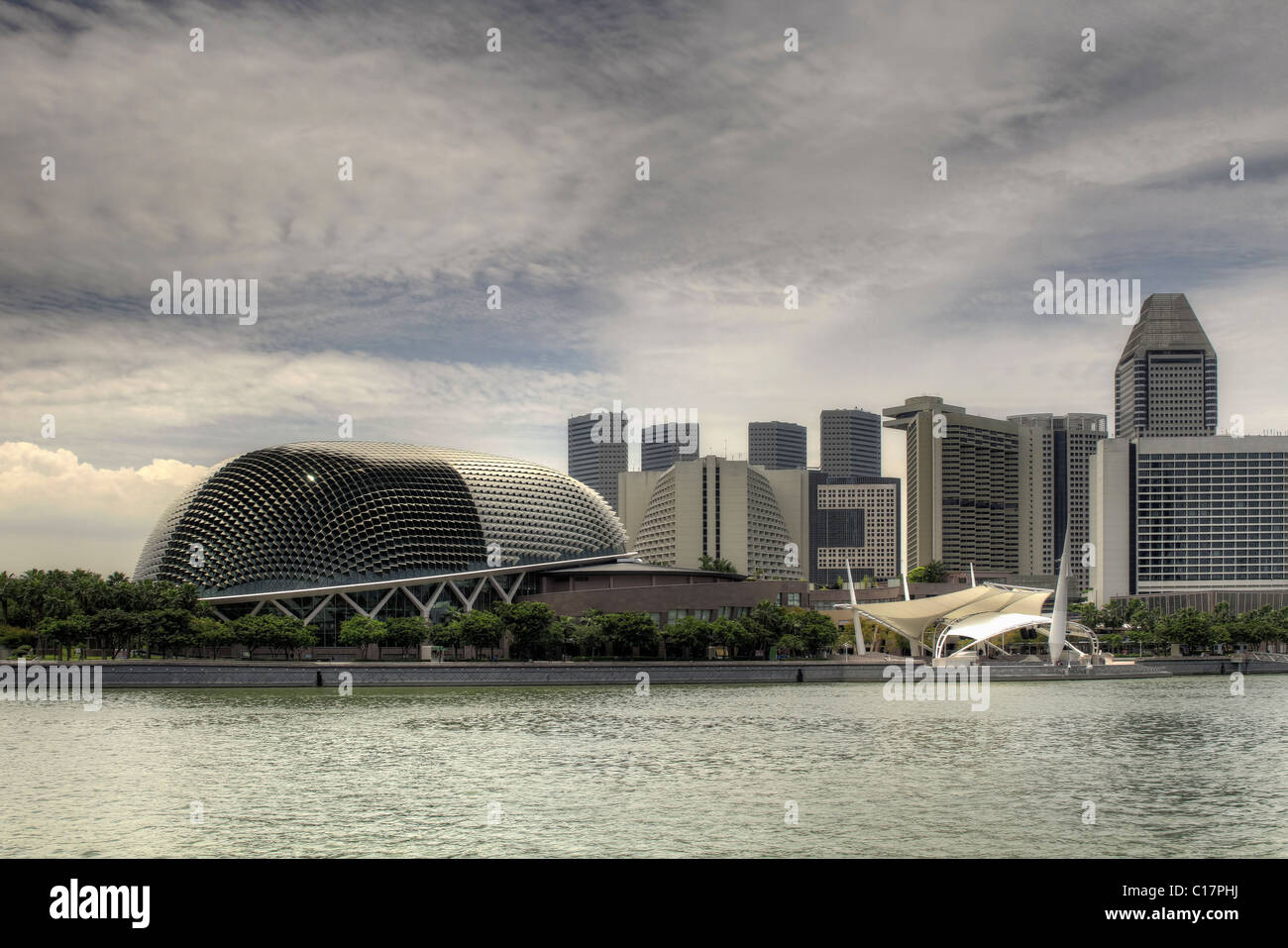 Il Marina Bay Esplanade Cityscape dal Fiume Singapore Foto Stock