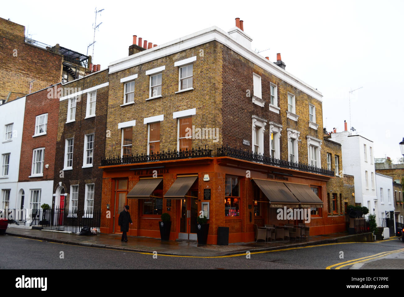 Pub con uniformata Chelsea titolare di pensione o di rendita, a Chelsea, Londra Foto Stock