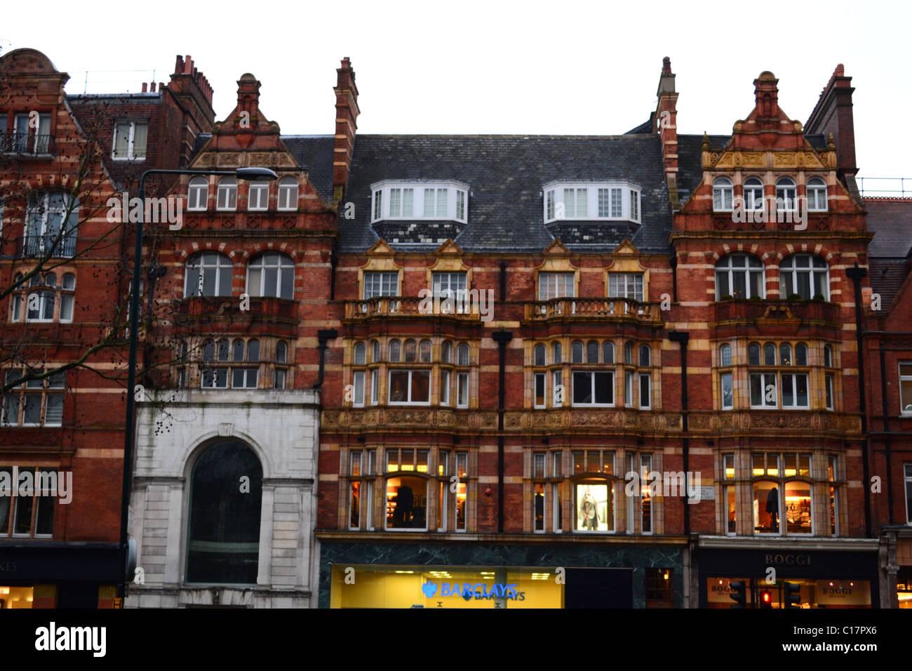 Palazzi in mattoni rossi in Sloane Square, a Chelsea, Londra Foto Stock