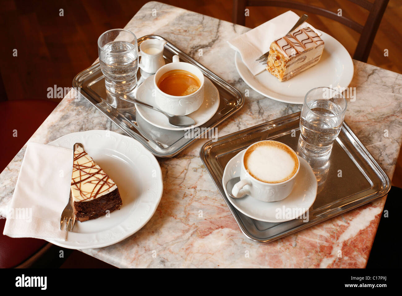 Caffè e torta Viennese melange, caffè con latte schiumoso e Grosser Brauner, café au lait, Vienna, Austria, Europa Foto Stock