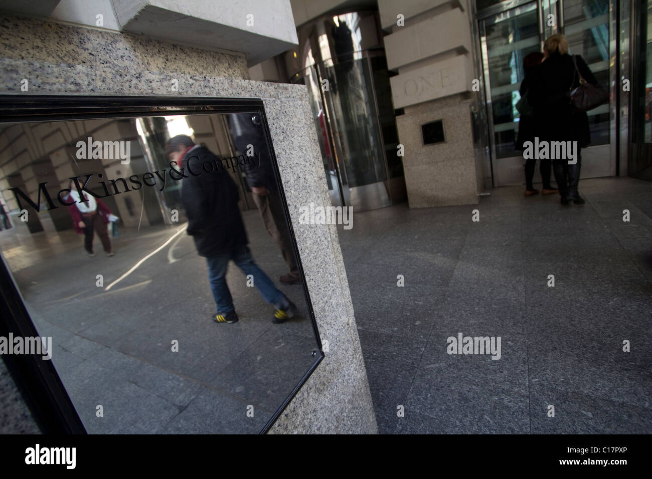 Ingresso alla società di consulenza McKinsey & Company, Jermyn Street, Londra, Regno Unito Foto Stock