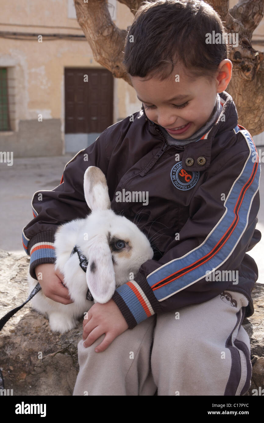 Little Boy con pet coniglio in piombo Foto Stock