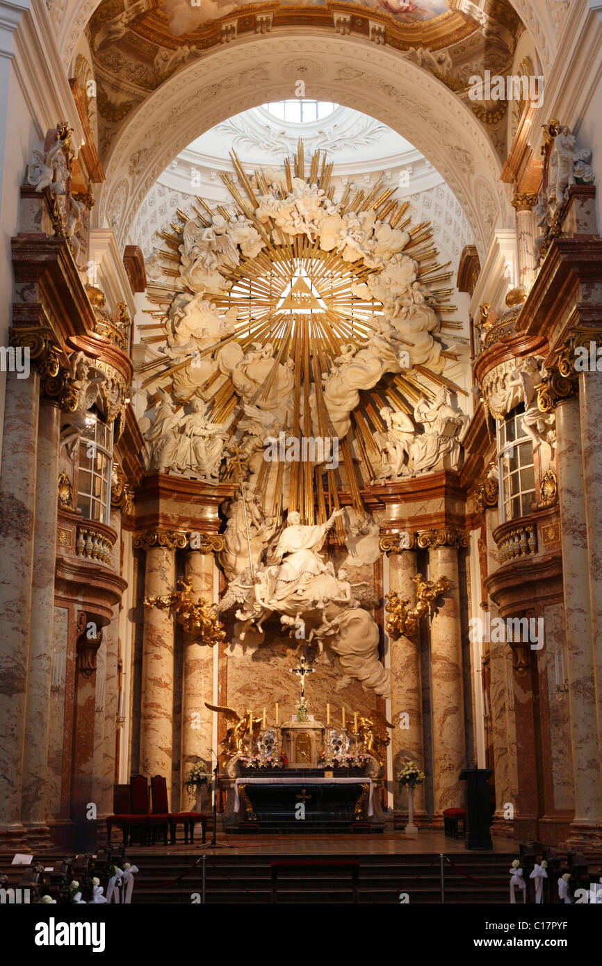 Altare maggiore con stucco sollievo da Albert Camesina con ascensione di San Carlo Borromeo, Chiesa di San Carlo Borromeo Foto Stock