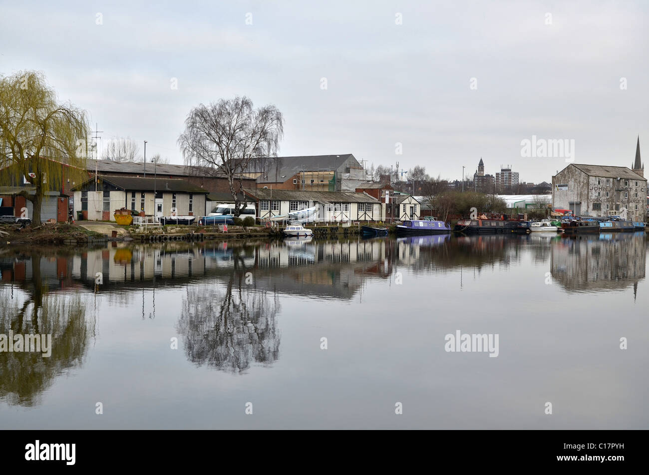 Lavori di riqualificazione lungo il fiume Calder a Wakefield, West Yorkshire, Regno Unito. Foto Stock
