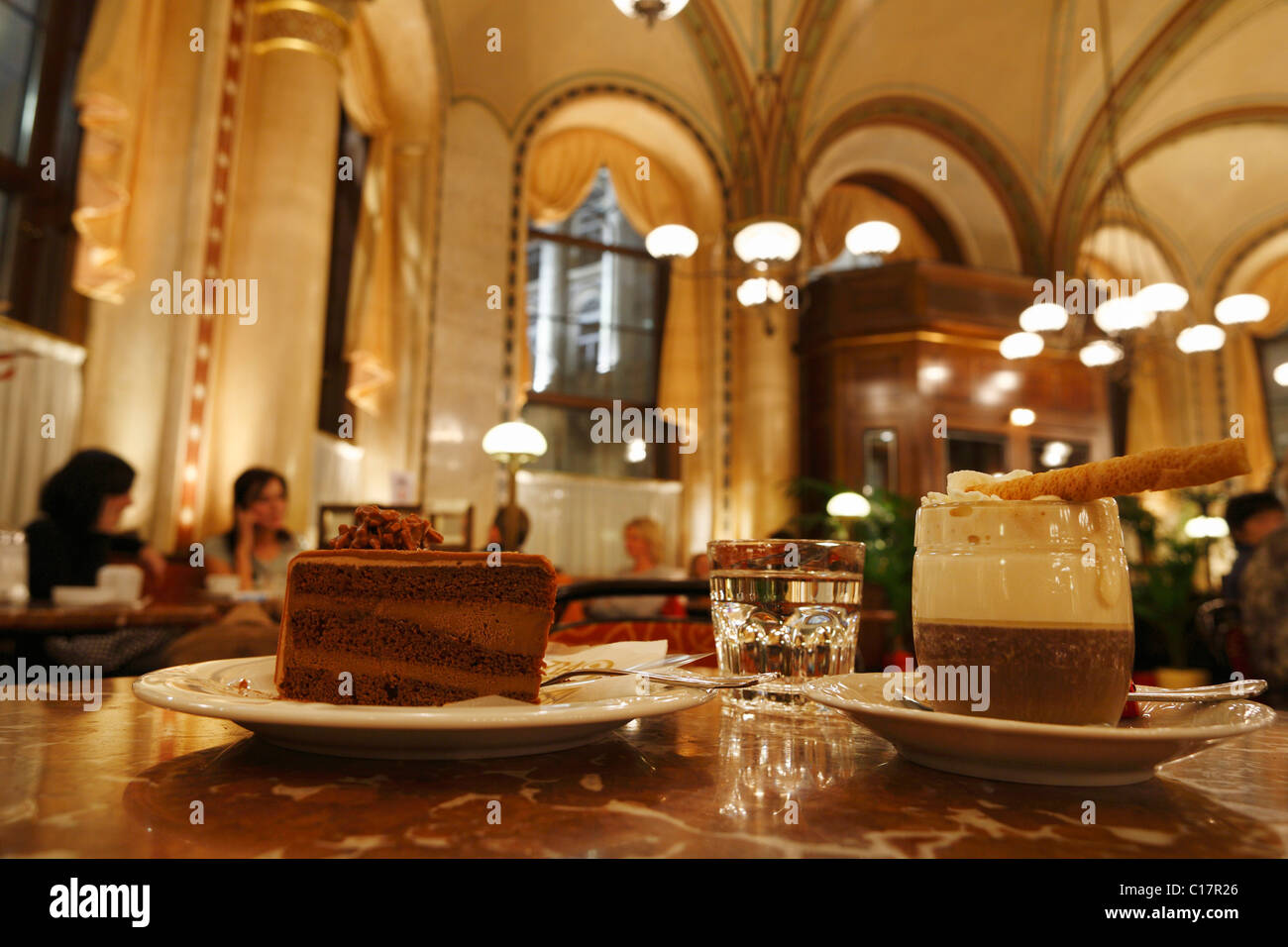 Nougat-Torte, torrone gateau e Einspaenner, mocca con panna montata, specialità di caffè nella caffetteria centrale, Palais Ferstel, Vienna Foto Stock