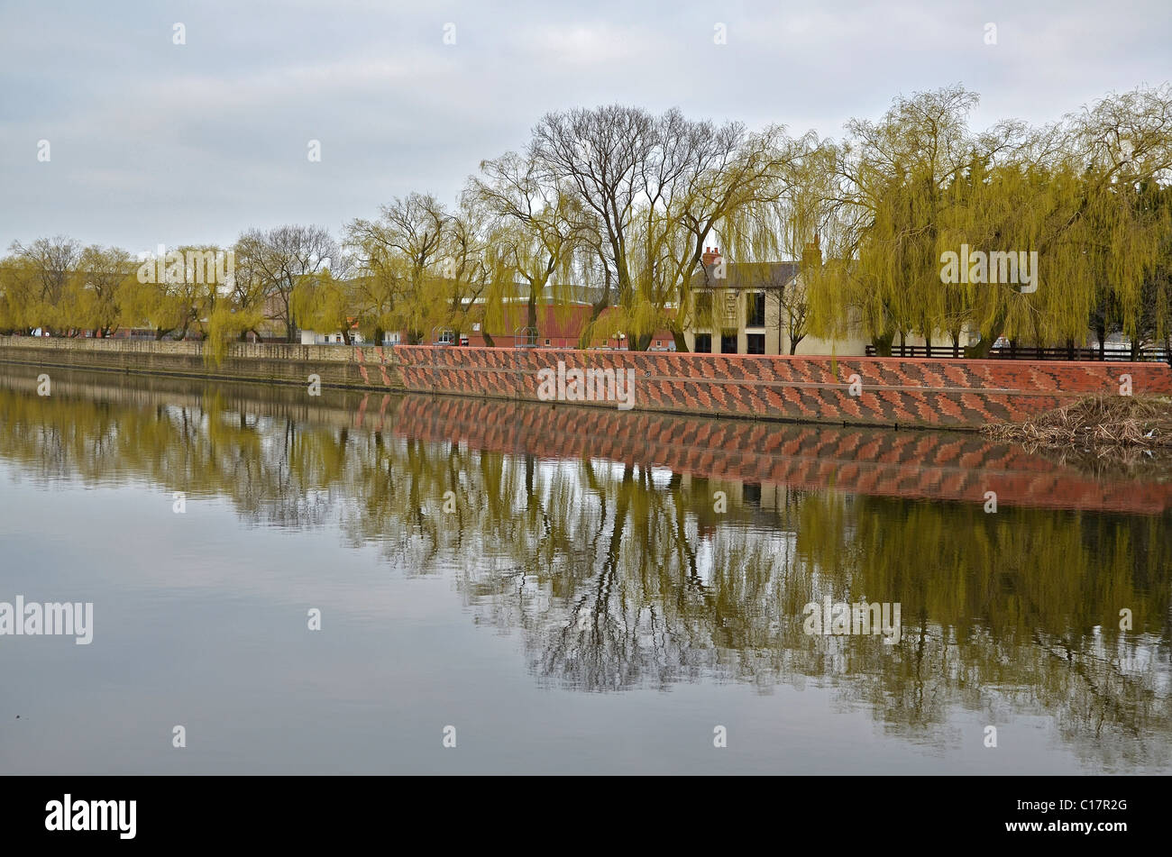 Lavori di riqualificazione lungo il fiume Calder a Wakefield, West Yorkshire, Regno Unito. Foto Stock