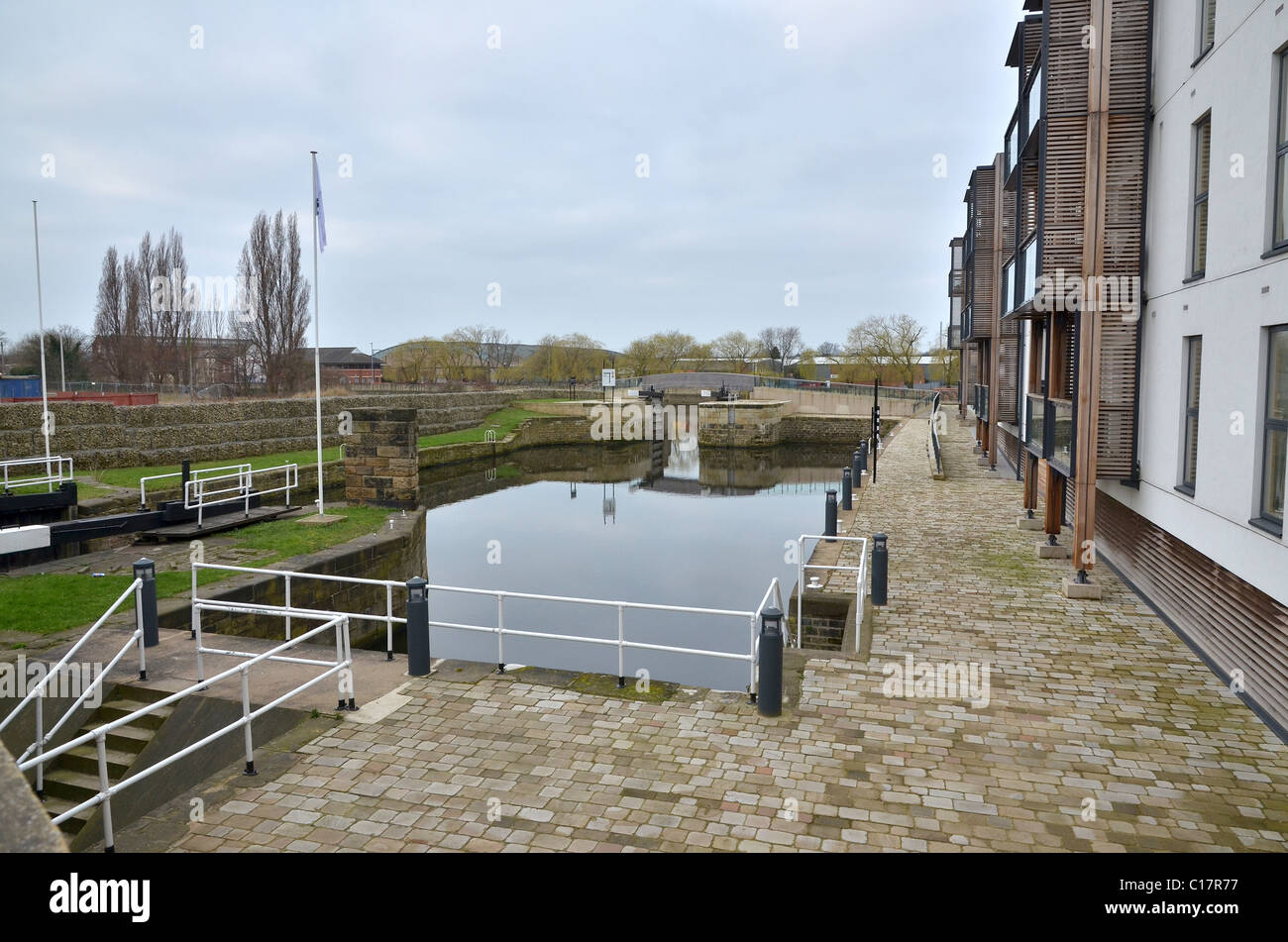 Lavori di riqualificazione lungo il fiume Calder a Wakefield, West Yorkshire, Regno Unito. Foto Stock