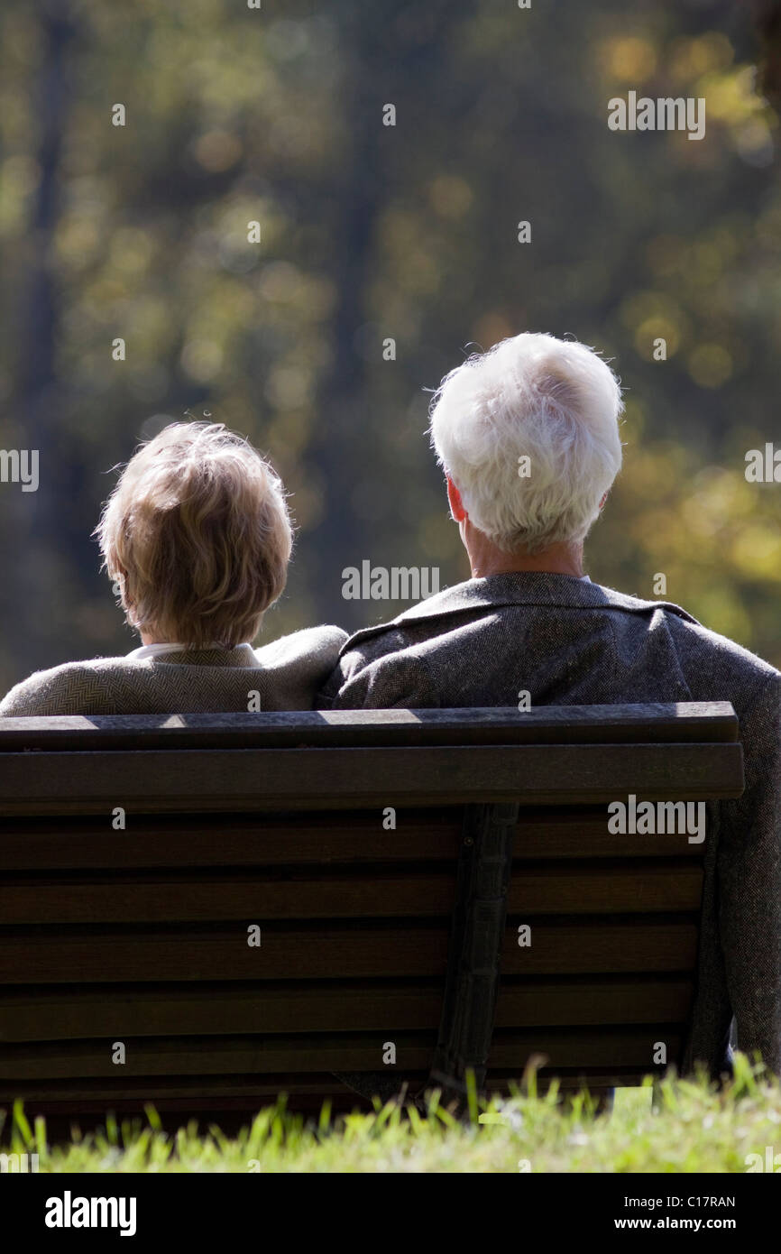I cittadini anziani su una panchina nel parco Foto Stock