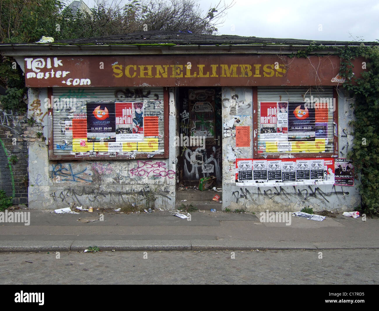 Un lungo-chiuso il fast food bar a S-Bahn stazione Ostkreuz, Berlino, Germania Foto Stock