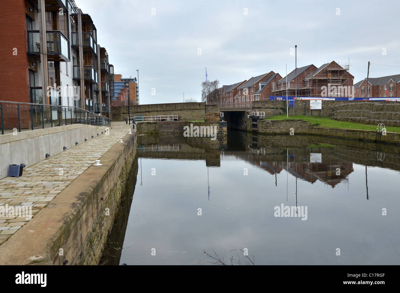 Lavori di riqualificazione lungo il fiume Calder a Wakefield, West Yorkshire, Regno Unito. Foto Stock