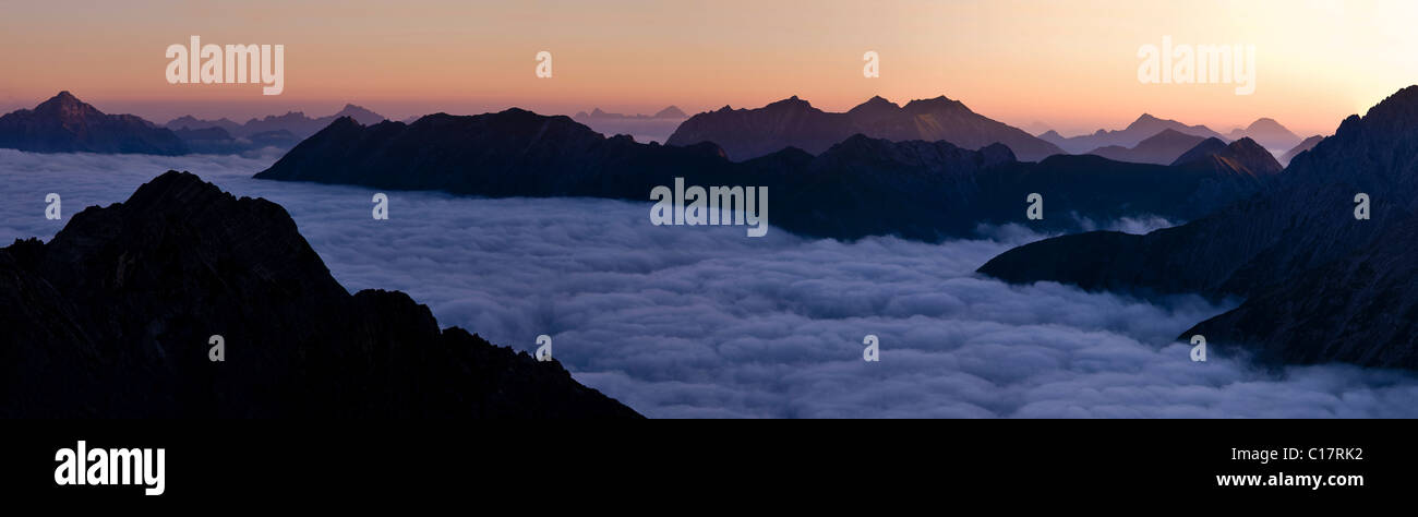 Panorama di montagna al sorgere del sole sul mare di nebbia, Gramais, Reutte, Tirolo, Austria, Europa Foto Stock
