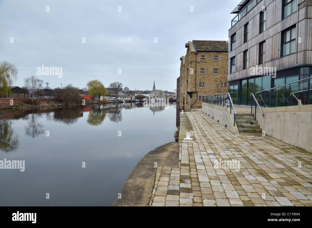 Lavori di riqualificazione lungo il fiume Calder a Wakefield, West Yorkshire, Regno Unito. Foto Stock