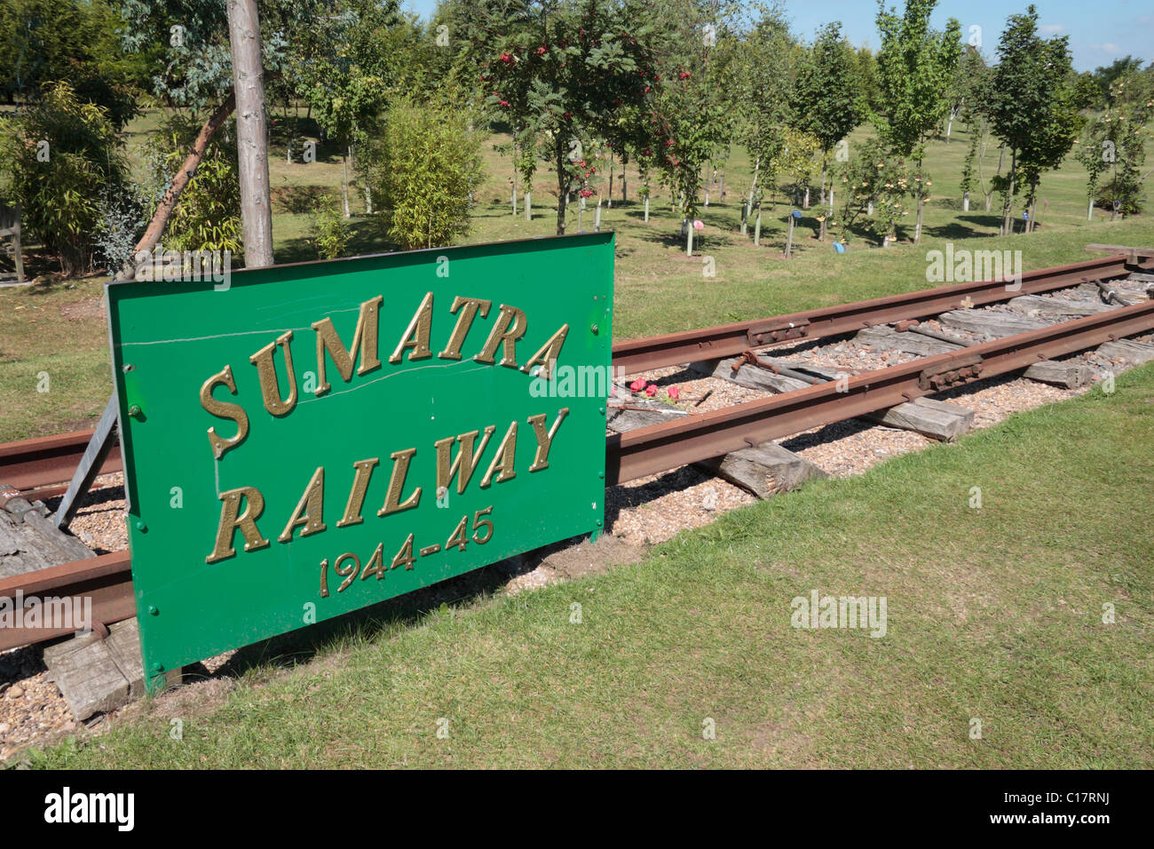 Segno accanto a una sezione di Sumatra linea ferroviaria, parte della Ferrovia della Morte Memorial, National Memorial Arboretum, Alrewas, UK. Foto Stock