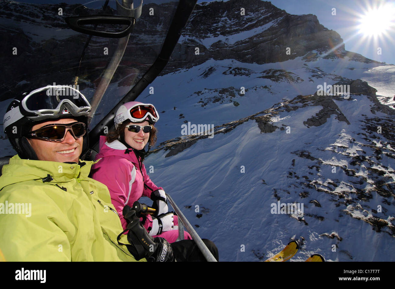 Gli sciatori in ski lift a Scex Rouge, Col du Pillon, regione sciistica Glacier 3000, Gstaad, Alpi occidentali, Oberland bernese, Svizzera Foto Stock