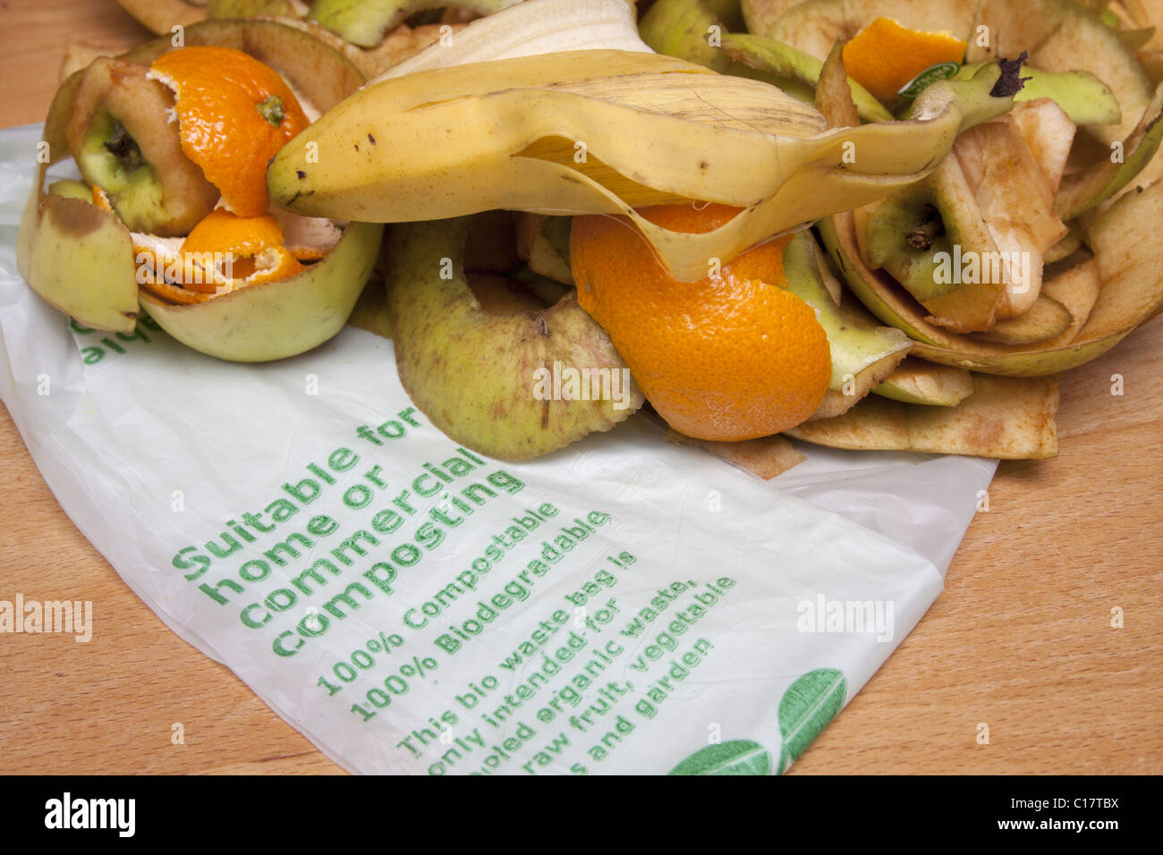 Compostabile frutta e sacchi biodegradabili Foto Stock